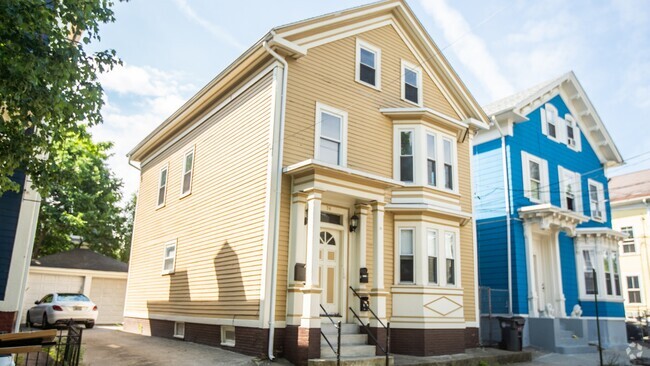 Building Photo - 74 Vernon St Unit 2 Rental