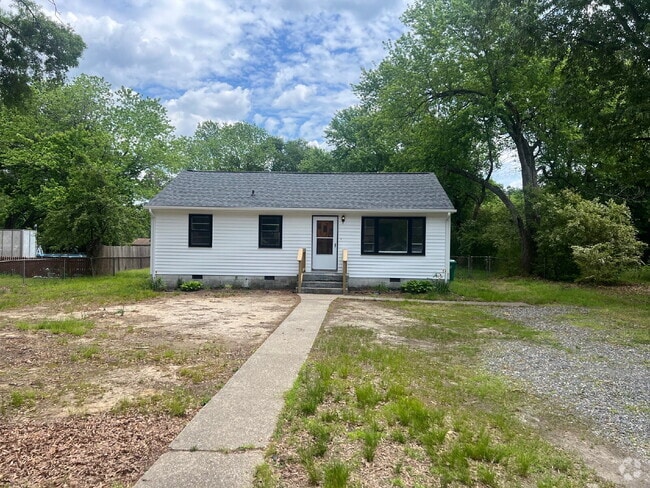 Building Photo - 3 Bedroom Rancher on Spacious Lot Rental
