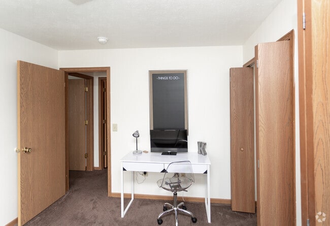 2BR, 1BA - 960 SF
