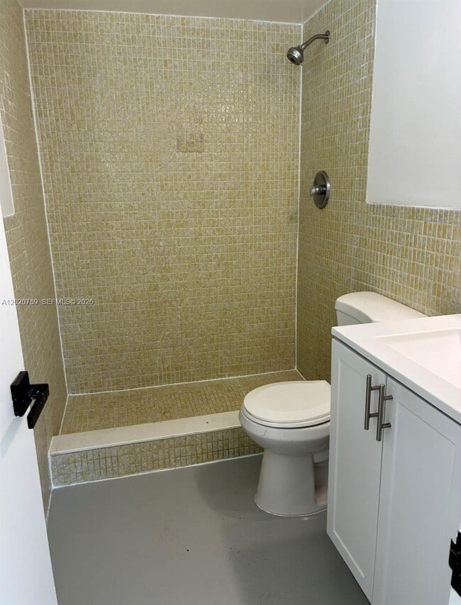 Photo - 490 NE 170th St
