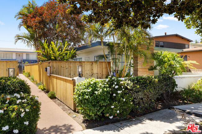 Building Photo - 1621 Centinela Ave Unit B Rental