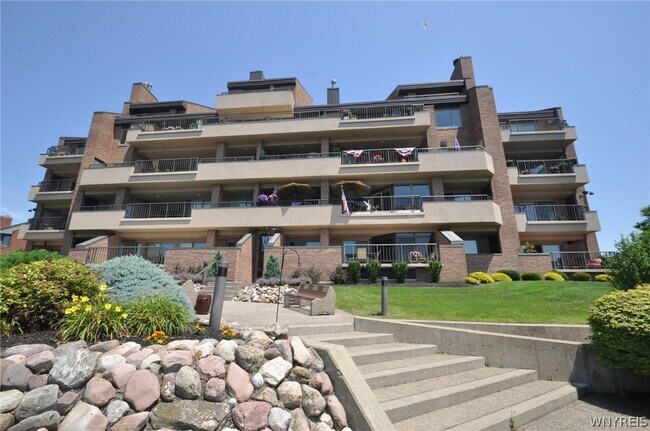 40 Waterfront Cir