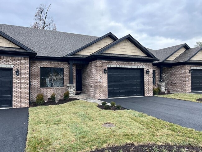 Building Photo - Twin Oaks Drive