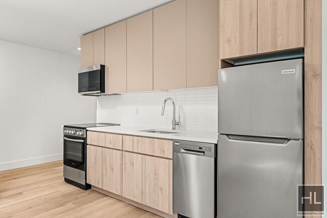 Building Photo - BRUCKNER BOULEVARD Rental