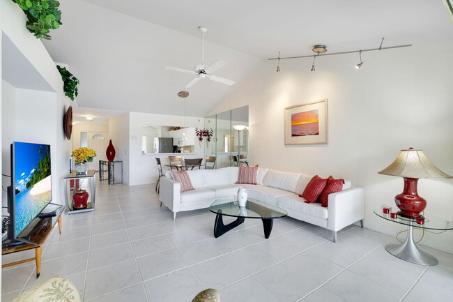 Photo - Furnished 2BR + Den Condo in Sapphire Lake... Unidad 2