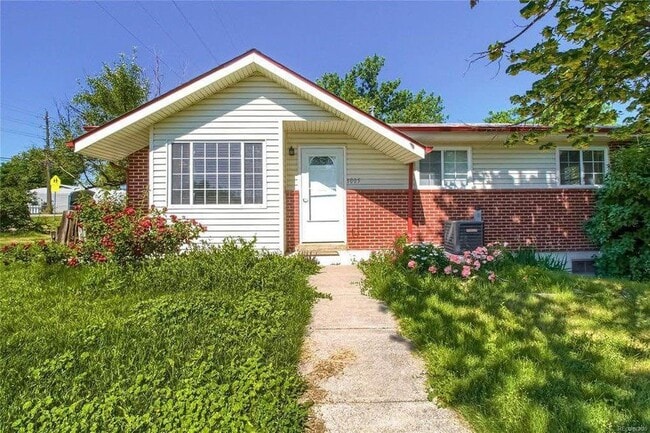 Building Photo - 1005 Moss St Unit #1