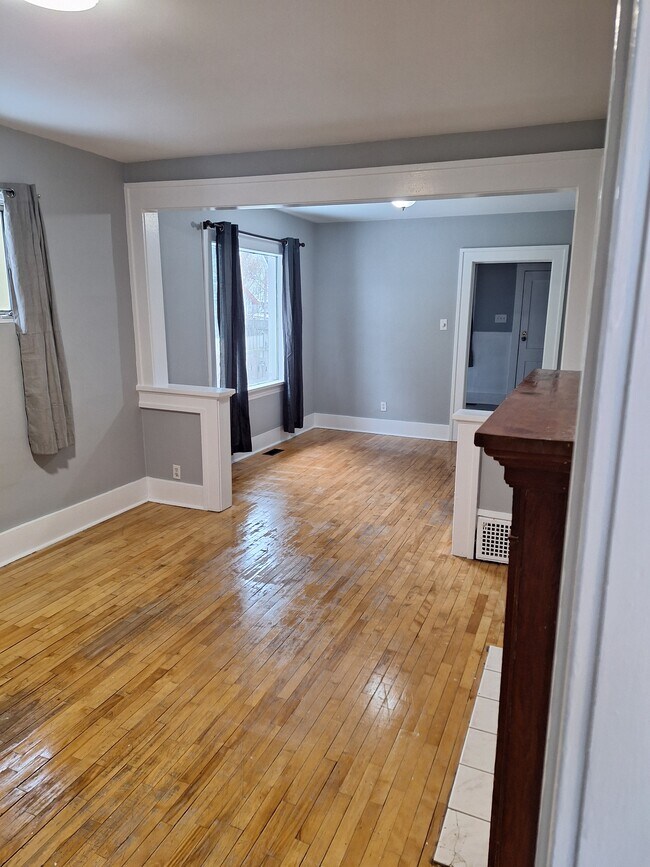 Living room - 321 Archibald St N