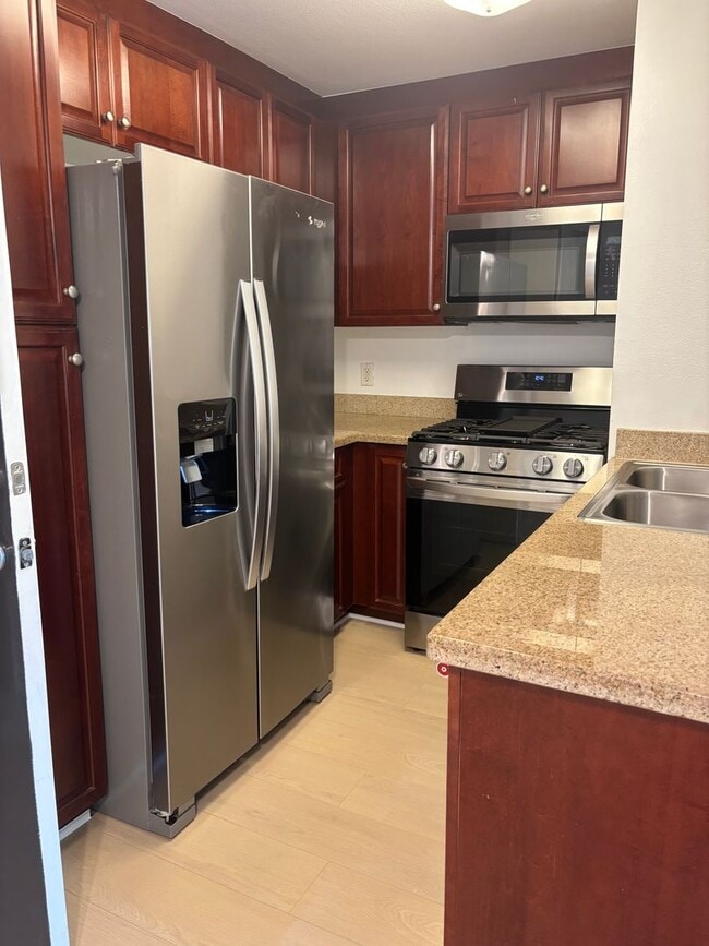 Building Photo - Amazing 1 Bedroom Condo at "The Met" Woodl... Unit 235