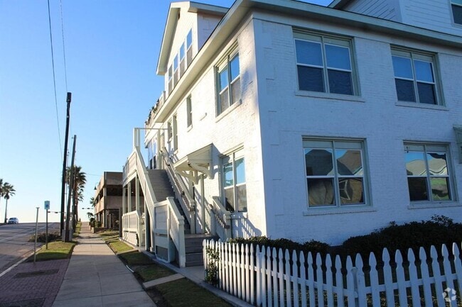 Building Photo - 2101 Bernardo De Galvez Ave Unit 2 Rental