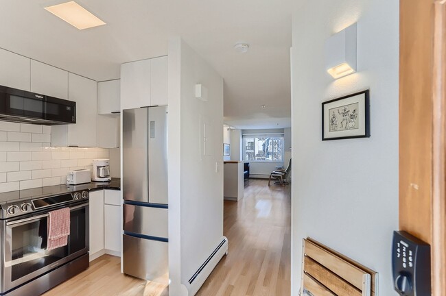 Building Photo - Pearl Street 1BR | Walkable, Remodeled, Covered Parking