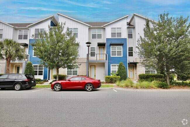 Building Photo - Luxurious 3/3.5 Spacious Townhome with a B...