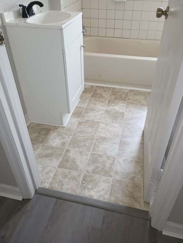 Building Photo - 1002 Avenue E Unit Apt 4 - Upper Left