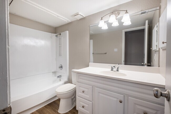 2BR,1BA - 800SF