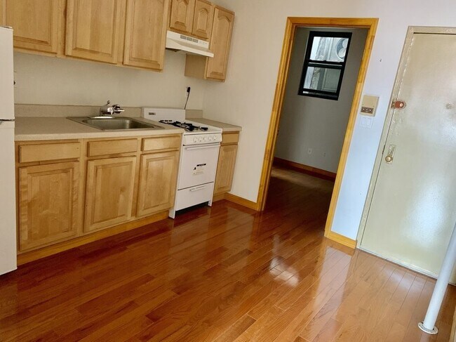 Photo - 344 E 9th St