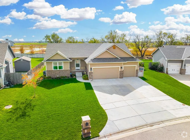 Building Photo - Stunning 5 Bedroom home