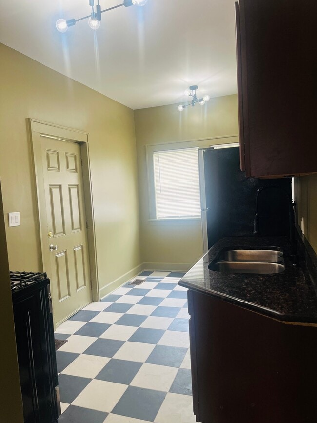 831 King St Unit 1