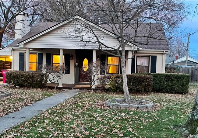 Photo - 910 Moore Ave