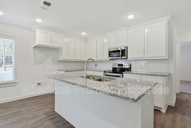 Photo - 101-103 E Bond St