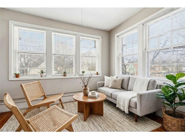 Building Photo - 604 Holly Ave Unit 201