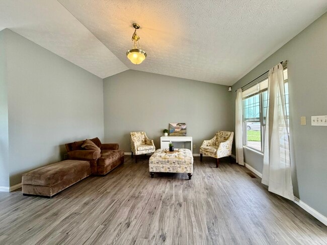living room w/ vaulted ceilings - 1402 Crusade Dr