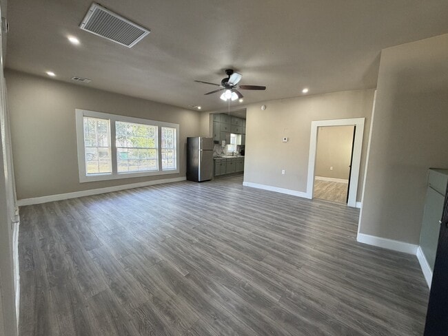 Building Photo - 418 N Clements St
