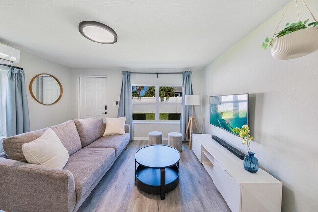 Photo - 717 SW 2nd Ct