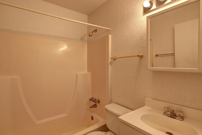 Photo - 2223 Davis Rd SW