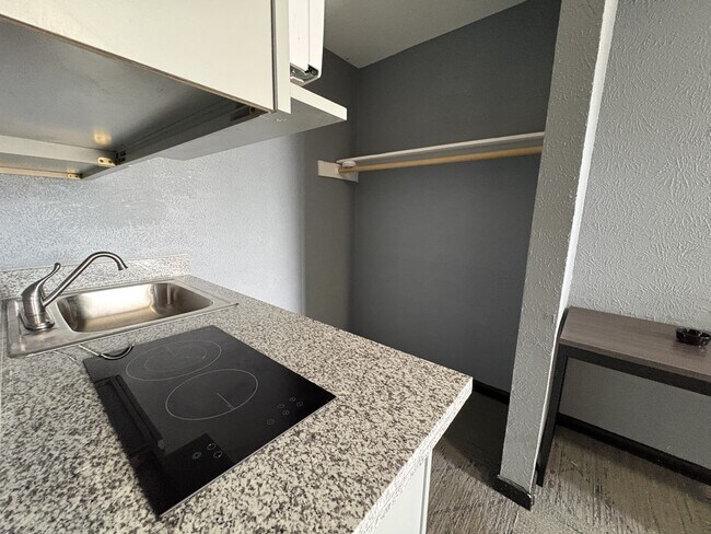 Building Photo - 711 Pasadena Fwy Unit 218