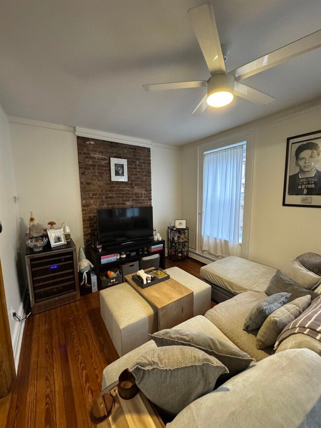 Building Photo - 712 Willow Ave Unit 4B