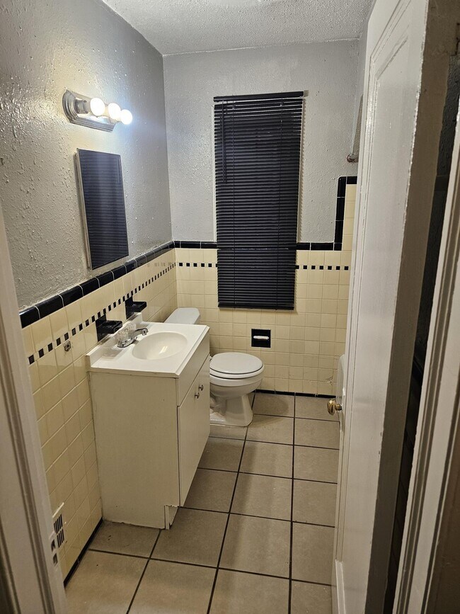 Photo - 16724 Rutherford St