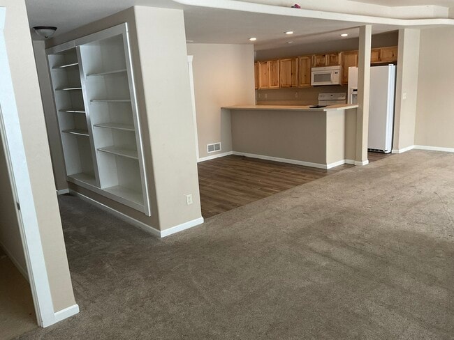 Photo - 703-726 26 St NW