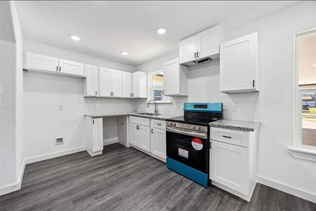 Photo - 2310 Wavell St