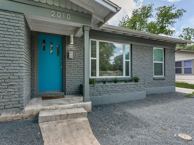 Photo - CONTEMPORARY HOME IN ALAMO HEIGHTS