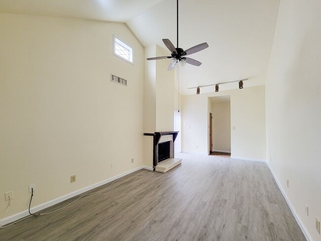 Photo - This stunning single-story upstairs unit o... Unidad 205