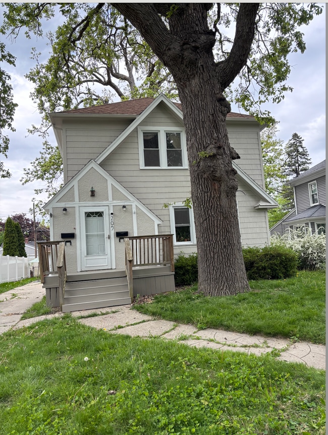 Photo - 209 W Dudley St Apartments Unit upper