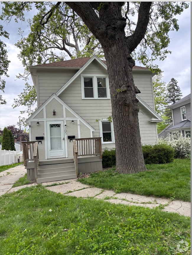 Building Photo - 209 W Dudley St Unit upper Rental