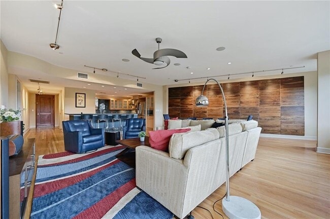 Photo - 901 W 9th St Unit 406