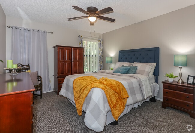 2BR, 2BA - 925SF