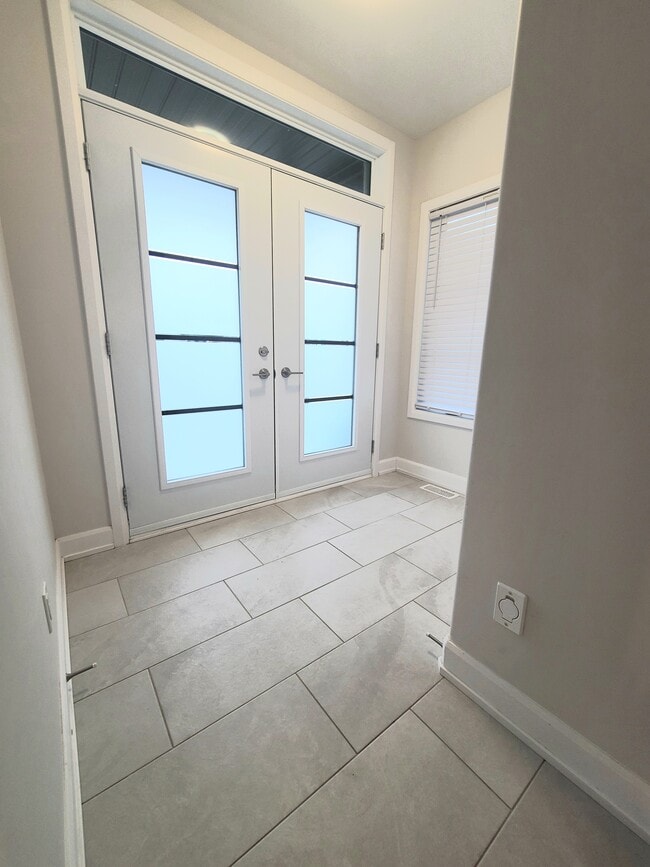 Photo - 528 Lucent St