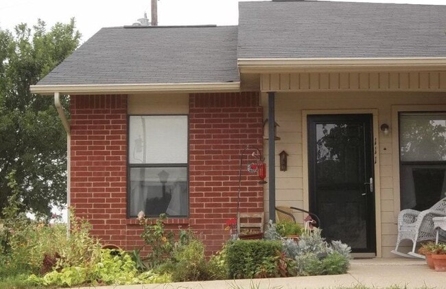 Building Photo - 502 W. Criner-#502 Unit #502
