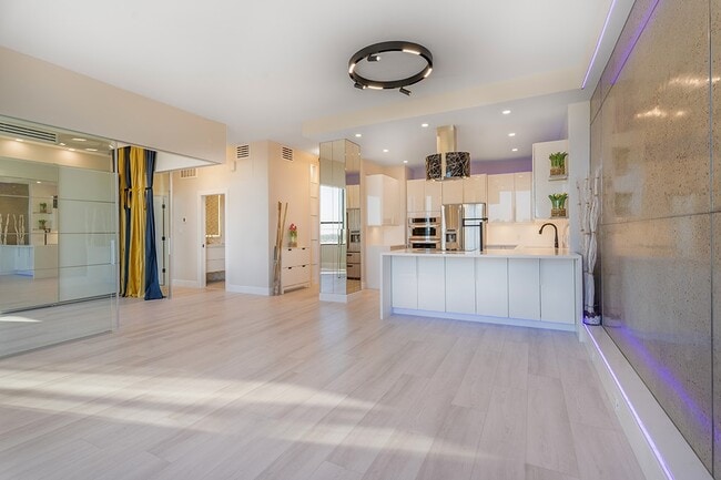 Building Photo - 3310 Timmons Ln Unit 19M Rental