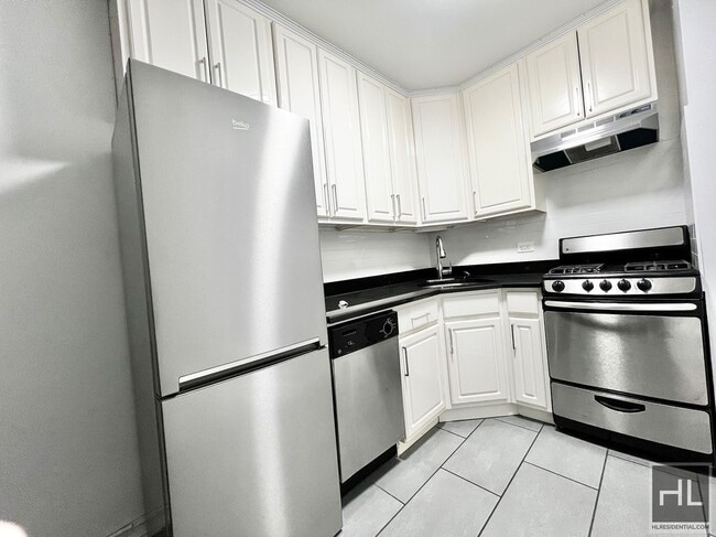 Building Photo - E 16 ST Unit 3J