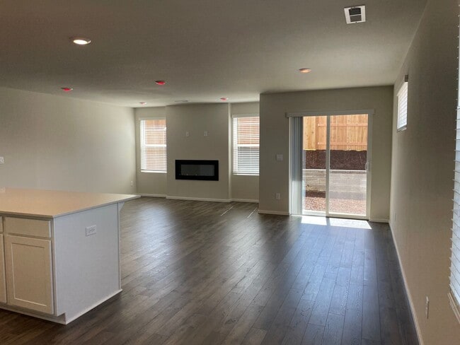 Photo - GORGEOUS 4 BED/2.5 BATH! HIGH END FINISHES ! SPACIOUS ROOMS ! FENCED BACK YARD !