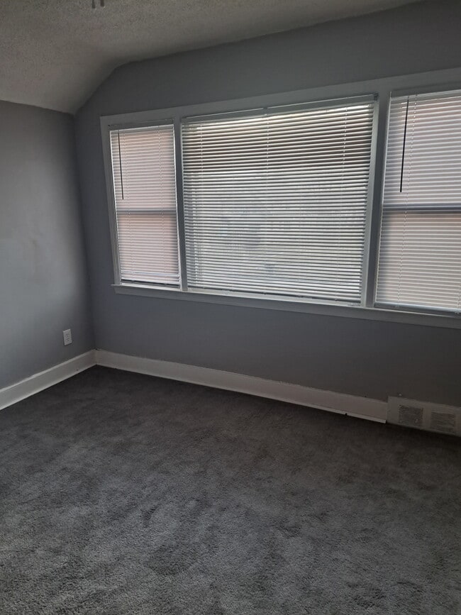 Photo - 5960 Chalmers St