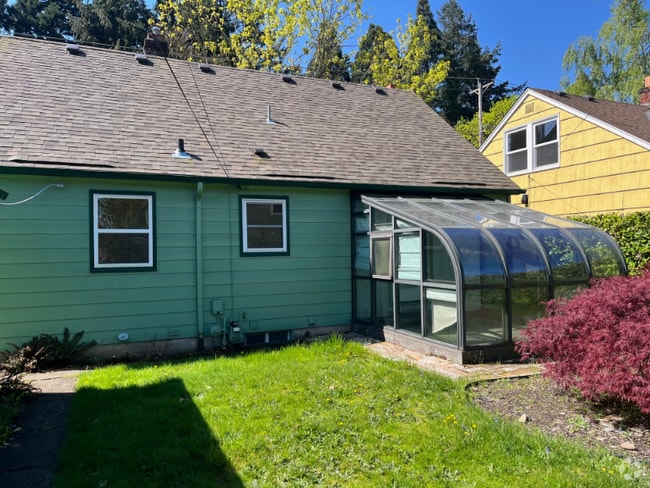 Building Photo - 4937 N Willamette Blvd Rental