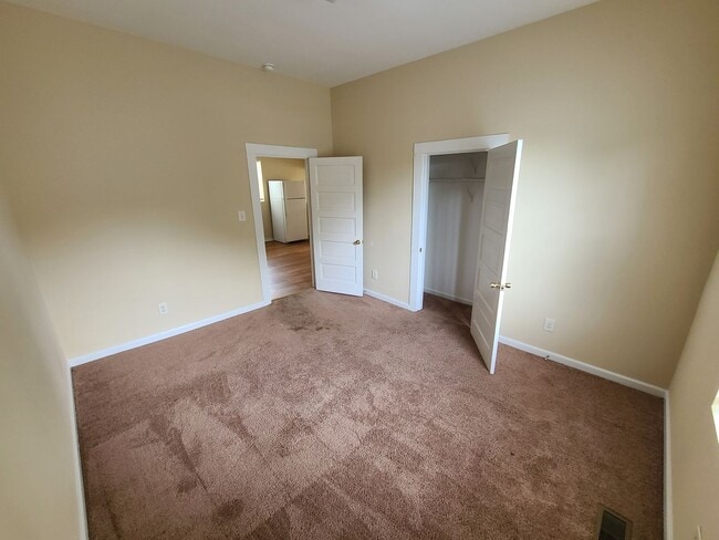 Burlington 4 Bed, 1 Bath - Nice Neighborhood - Burlington 4 Bed, 1 Bath - Nice Neighborhood House