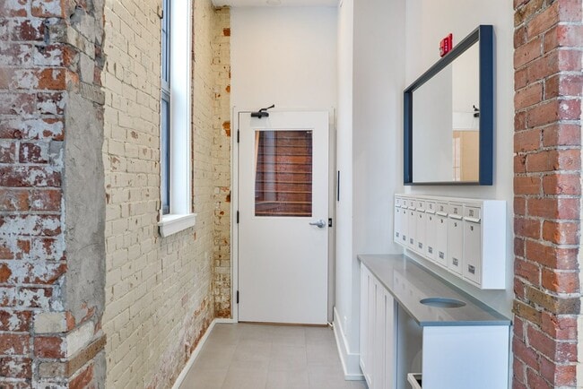 Photo - Modern Luxury Living in Downtown Orillia - Historic Firehall Lofts (w/ free parking available) Unité 102