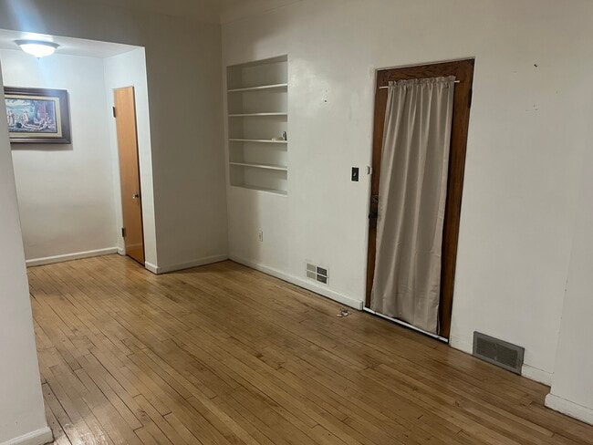 Building Photo - 1607 6th St Unit 1607 6th St lower