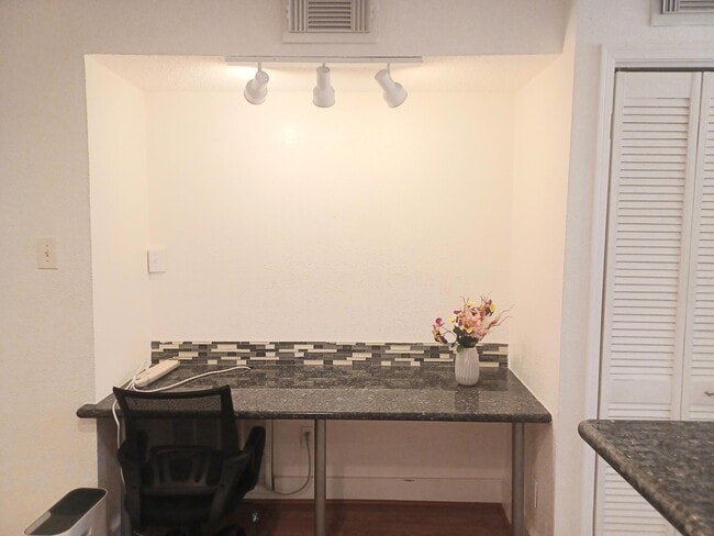 Photo - 12100 Melville Dr Unidad 206B