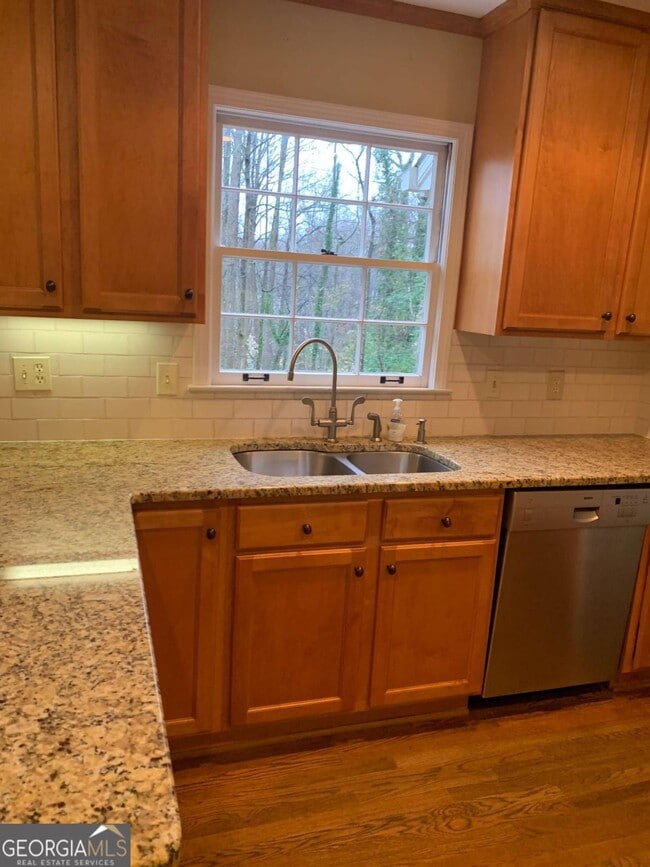 Photo - 3896 Parkcrest Dr NE